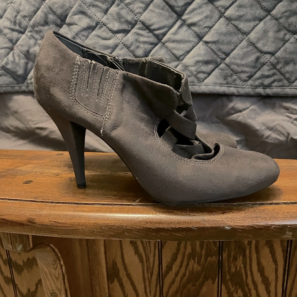 8.5 VERA WANG WOMENS BOOTIES